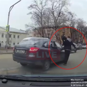 В Александрове мужчина с ребенком на руках чудом не попал под колеса авто