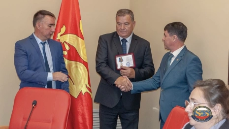 Пенсионера из Покрова наградили медалью за спасение женщины на пожаре