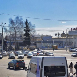 Владимирцев призвали убрать с Вокзальной площади припаркованные авто