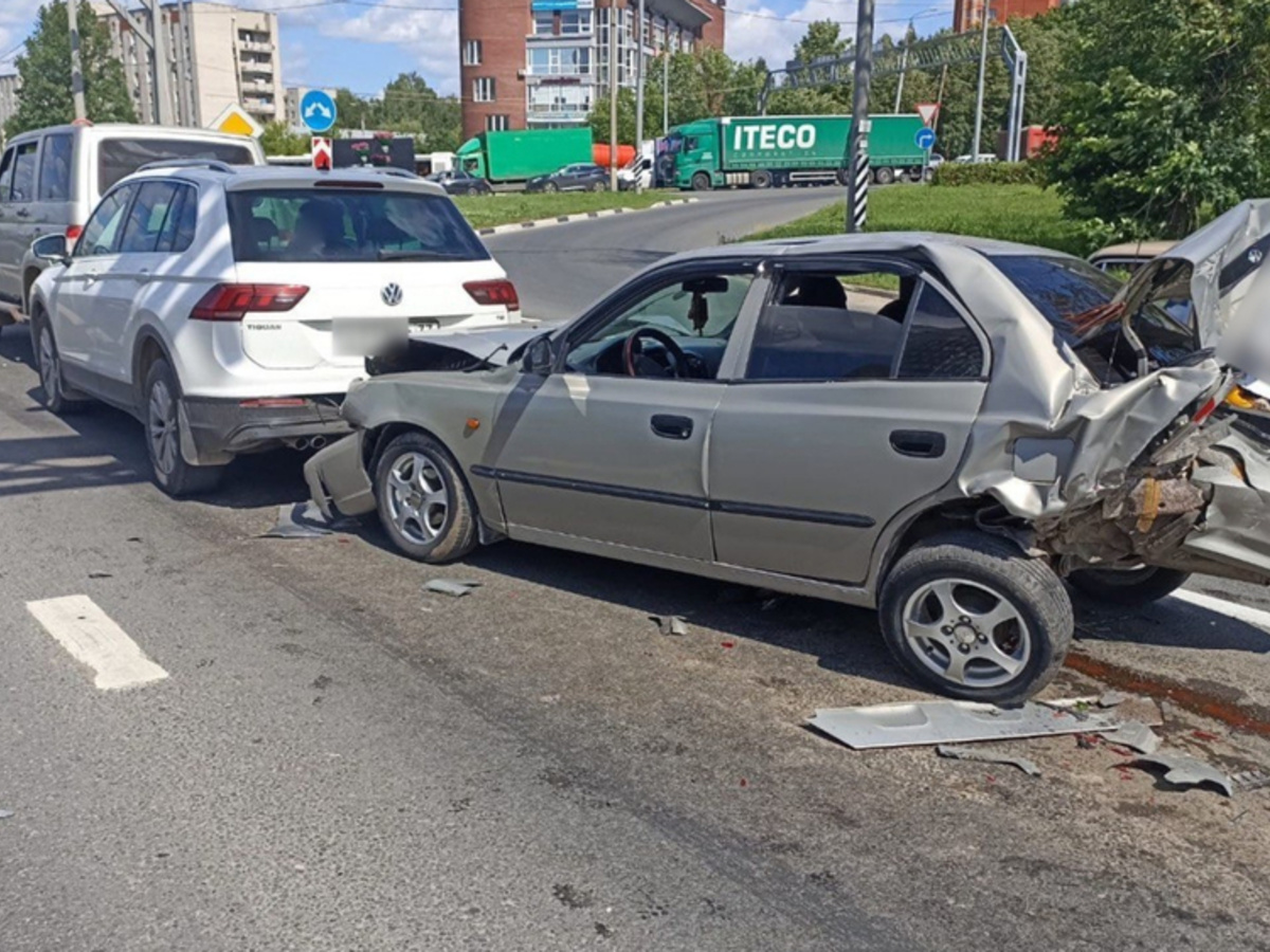 Во Владимире на Содышке в массовом ДТП пострадала пассажирка - День во  Владимире