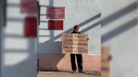 Отец умерших в Красном кресте двойняшек вышел на пикет во Владимире