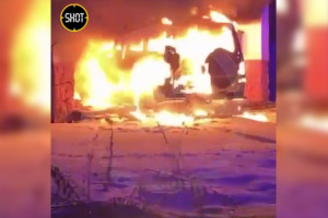 Появилось видео поджога машины у бывшего военкомата в Гусь-Хрустальном