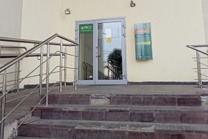 В Юрьев-Польском забыли отремонтировать крыльцо здания с гостиницей для беженцев