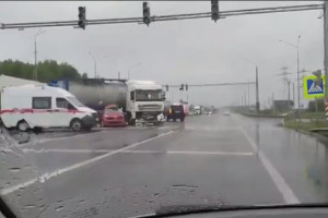 Во Владимирской области легковушку смяло после ДТП с фурой на трассе М-7 Волга