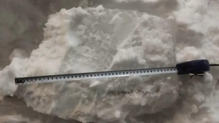 В Коврове огромная глыба льда рухнула с крыши на прохожую