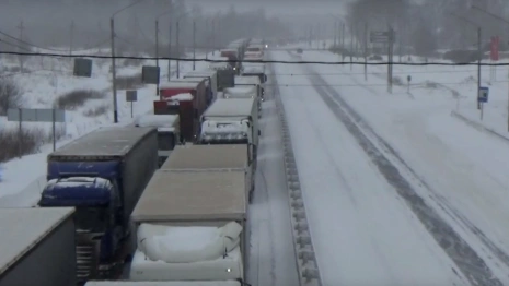 Очевидцы поделились кадрами многокилометровой пробки на трассе М-7 в Вязниках