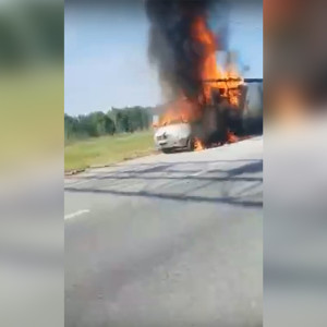 Владимирские автомобилисты сняли на видео охваченную огнем «Газель»