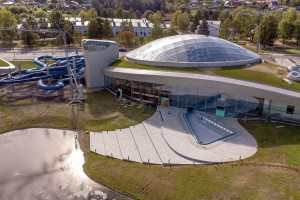 В аквапарке в Суздале смонтировали огромный стеклянный купол