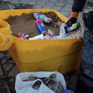 Во Владимире емкости с песко-соляной смесью забросали мусором