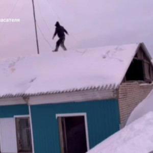 Во Владимирской области спасатели сняли с крыши пытавшегося спрыгнуть мужчину