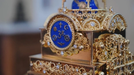 Музею «Палаты» во Владимире подарили часы, отсчитывающие возраст Земли