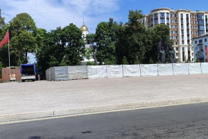 Во Владимире рухнуло ограждение на площади Победы