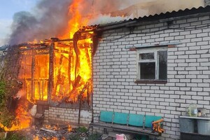 В Струнино 8 спасателей потушили пожар в частном доме