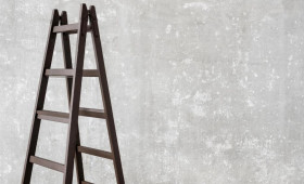 В Гусь-Хрустальном продавец-кассир отсудила деньги у работодателя за падение с лестницы