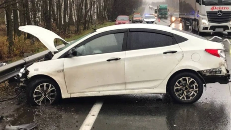 Во Владимирской области легковушка улетела в отбойник