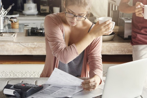 Приставы «повесили» долги жительницы Александрова на тезку из Удмуртии