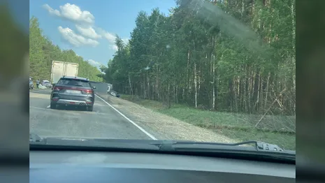 Во Владимирской области из-за массовой аварии на трассе перевернулся лесовоз