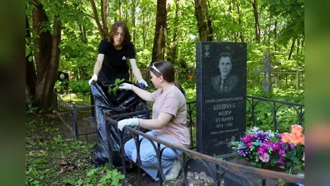 Во Владимире волонтеры убрали могилы на городском некрополе