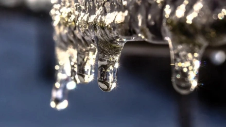 Во Владимирской области женщина попала в больницу из-за упавшего с крыши льда