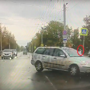 В Коврове легковушка влетела в стоявшую на тротуаре женщину