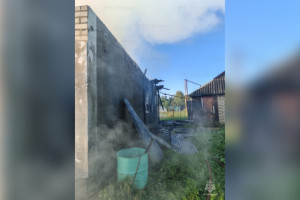 В деревне под Александровом огонь охватил огромную площадь в частном доме