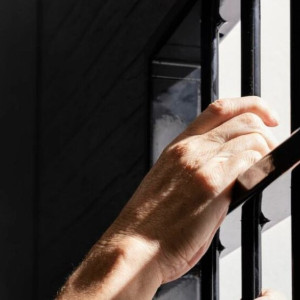 Осужденный из Гусь-Хрустального сбежал из тюремной лечебницы через дырку в заборе
