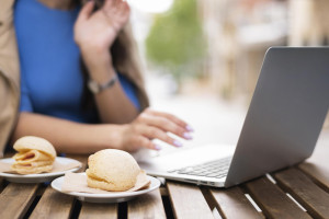 Жительница Владимирской области украла ноутбук в рязанском кафе