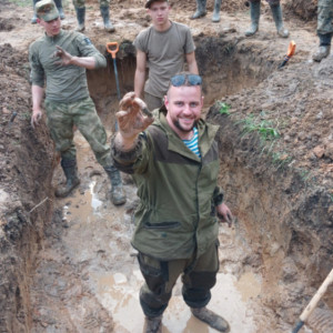 Владимирские поисковики эксгумировали останки 8 красноармейцев и нашли медальон