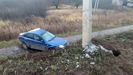 Под Александровом автомобиль врезался в опору ЛЭП