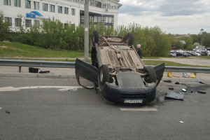 Во Владимире у Белого дома перевернулась иномарка