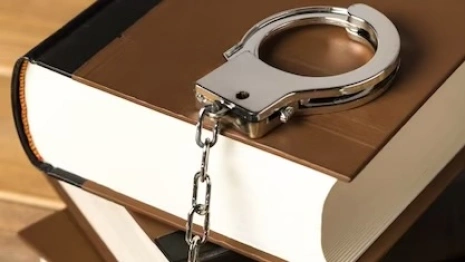 В Меленках бросившая ребенка ради выпивки мать избила инспектора ПДН