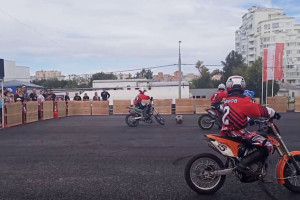 Во Владимире на День города-2024 подростки сыграли в мотобол