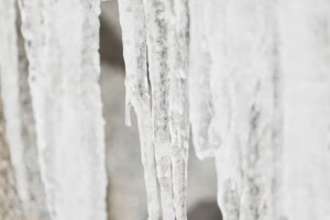 Владимирские коммунальщики не заметили сосульку, едва не убившую пенсионерку на Разина