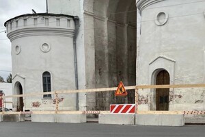 Во Владимире у Золотых ворот на время реставрации перекрыли полосу движения