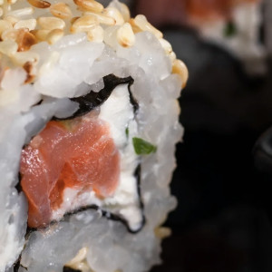 Стало известно, в каких заведениях продают роллы с кишечной палочкой