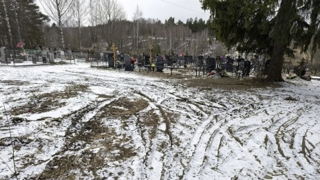 В Кольчугино дорога к могилам погибших на СВО бойцов превратилась в грязевое месиво