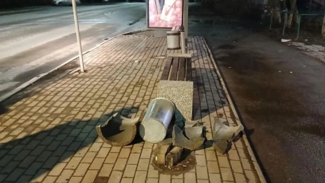 Четверо вандалов разгромили урну на Чайковского во Владимире