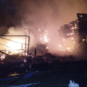 Во Владимирской области мощный пожар охватил два дома