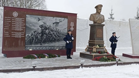 В Медвежьих Озерах открыли бюст владимирскому Герою России Роману Кутузову