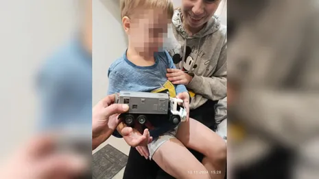 Во Владимире палец 3-летнего малыша застрял в игрушечной машинке