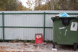 В Вязниках неизвестные выбросили православные календари в мусорку