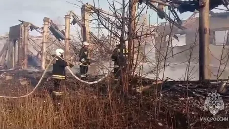 В поселке под Петушками мощный пожар охватил заброшенный дом