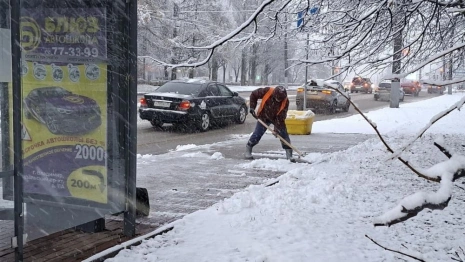 Во Владимире коммунальщики вышли на борьбу с последствиями снегопада