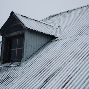 Жильцов дома в лучшем поселке-2022 Владимирской области оставили с протекающей крышей