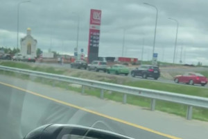 Владимирцы показали гигантскую очередь на заправку на М-12 во Владимирской области