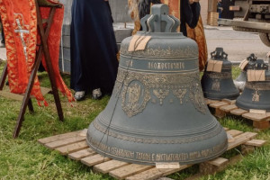 В Суздале на колокольню Никольской церкви подняли новые колокола