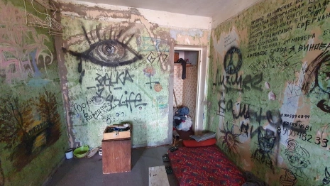 Во Владимире должник превратил муниципальную квартиру в притон