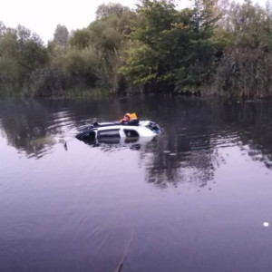 Полиция начала поиски владельца утонувшего в центре Суздаля авто