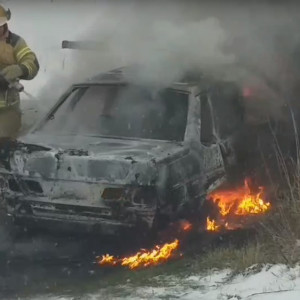 Тушение спасателями полыхающей легковушки во Владимирской области сняли на видео