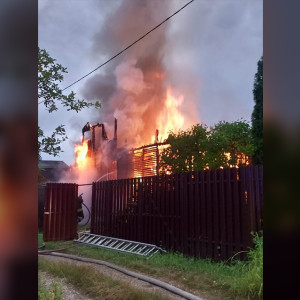 Во Владимирской области дачный дом сгорел дотла после удара молнии